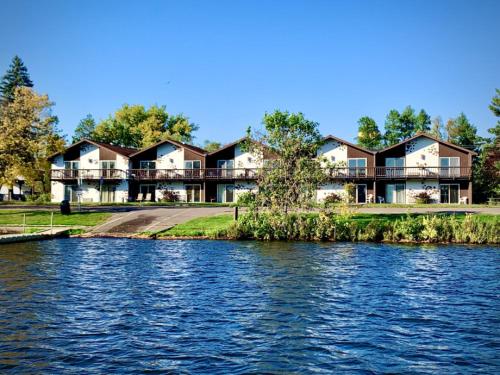 Bridge Inn Tomahawk Room 107 2 Queen Beds Pet Friendly Laminate Wood Flooring Walkout River View — Tomahawk