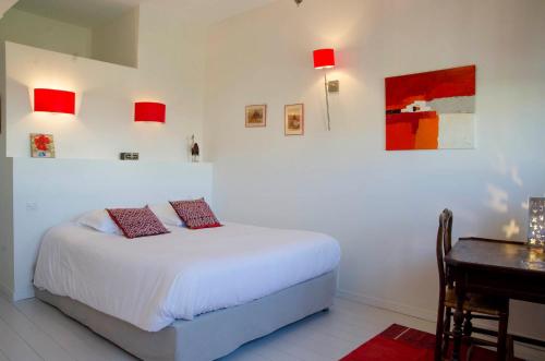 La Ferrade Chambres D'hotes B&B — 4-Star Luxury Hotel in Begles, France