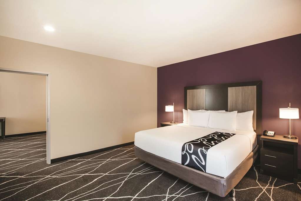 La Quinta Inn & Suites by Wyndham Dallas Northeast Arboretum - photo 22