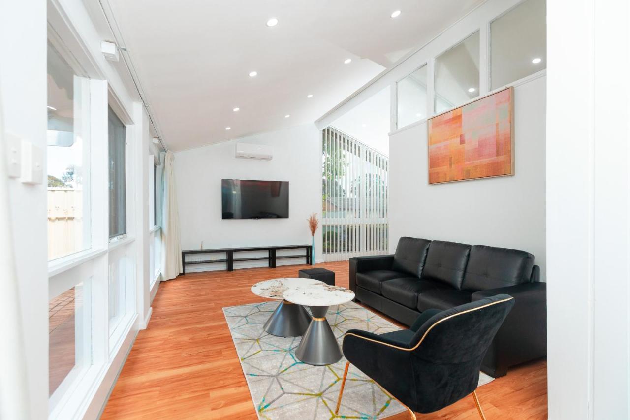 Cozy Retreat 4 Queen Bed 3TV Full Kitchen Cot Pets allowed Fully Fenced FreeWifi — hotel in Campbelltown