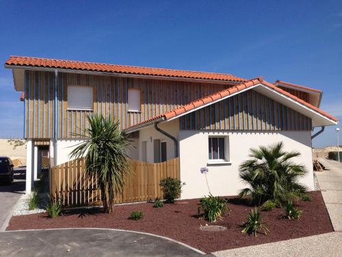Well kept Home With a Terrace Near the Beach — 4-Star Luxury Hotel in Biscarrosse, France