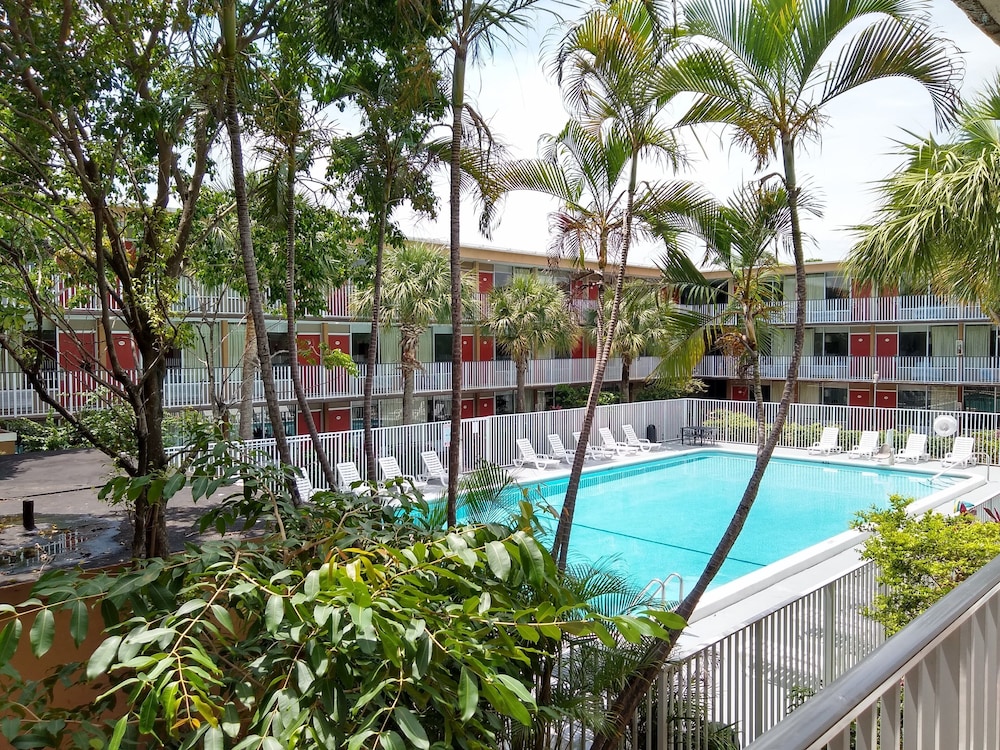 Red Carpet Inn Airport and Cruise Port Hotel Fort Lauderdale - photo 24