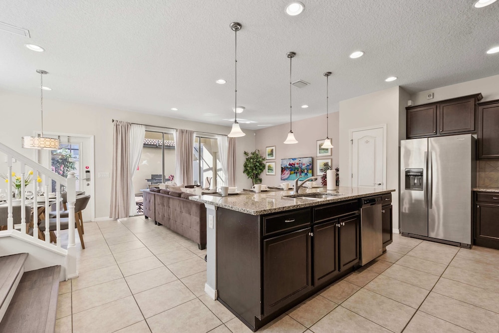 Beautiful Townhome With Splash Pool and Game Room - photo 28