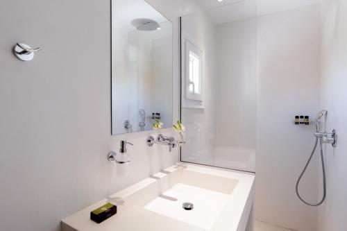 White Cliff Naousa — 4-Star Luxury Hotel in Naousa, Greece