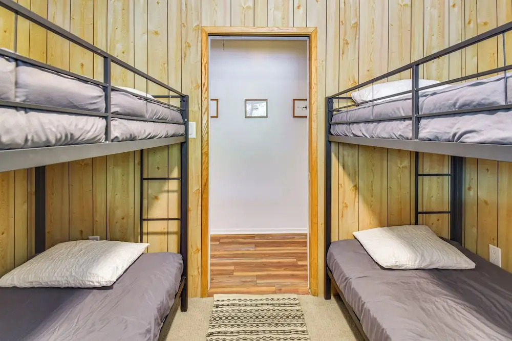 Cozy Retreat with Deck about 2 Mi to Pinecrest Lake — hotel in Strawberry