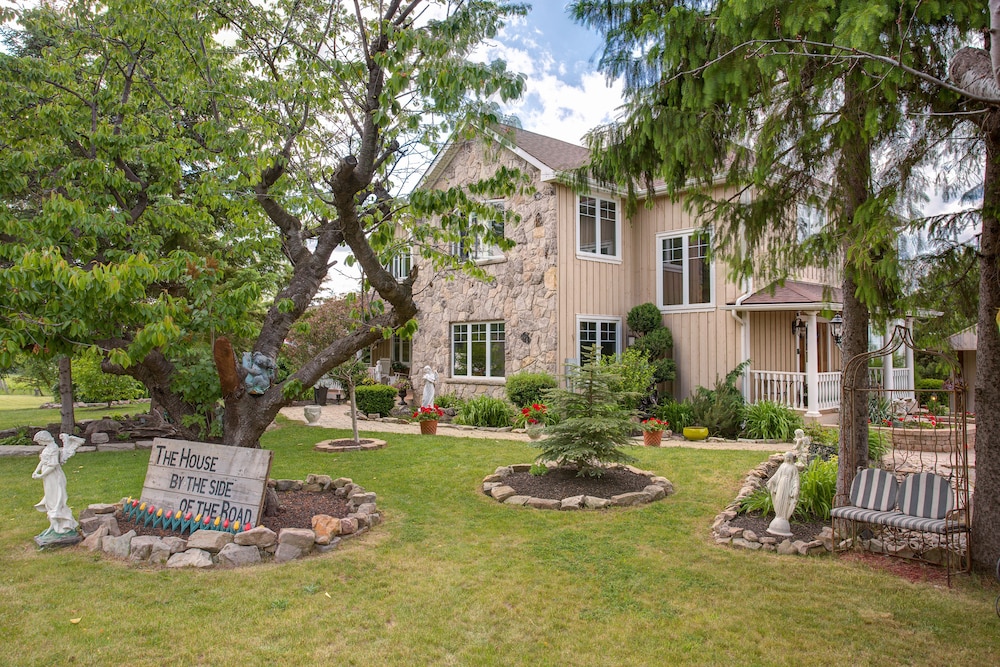 House by the Side of the Road — 4-Star Luxury Hotel in Niagara Falls, Canada