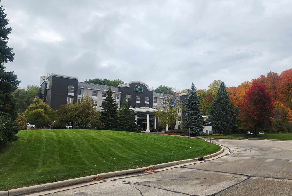 La Quinta Inn & Suites by Wyndham Milwaukee SW New Berlin - photo 3