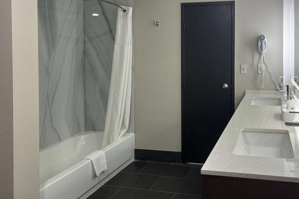 Quality Inn & Suites at Airport Blvd I 65 - photo 18