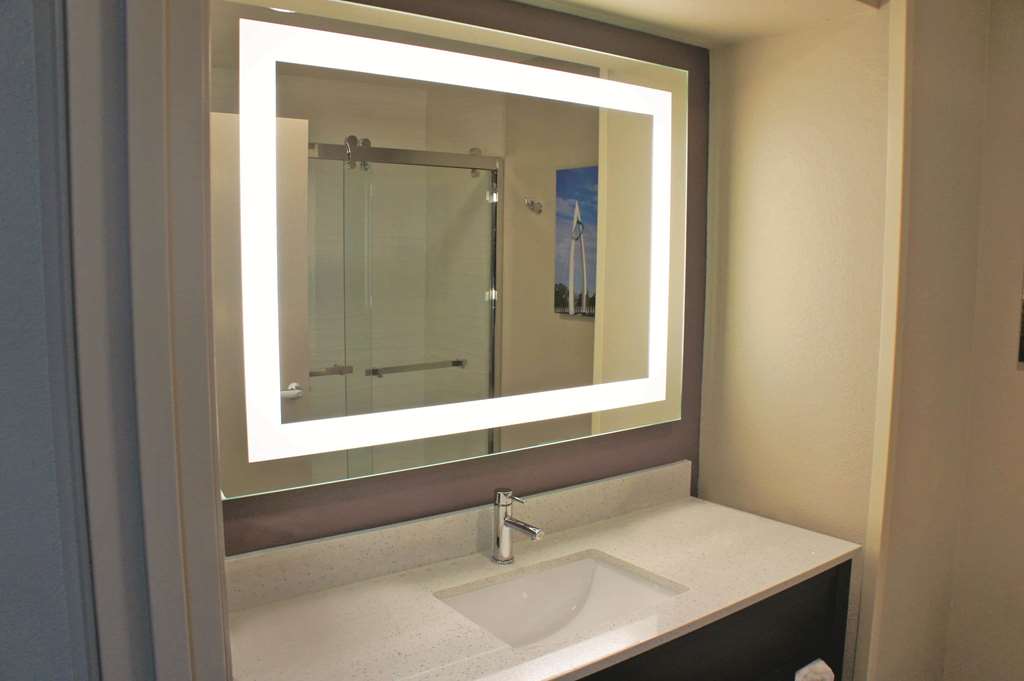 La Quinta Inn & Suites by Wyndham Wichita Airport - photo 7