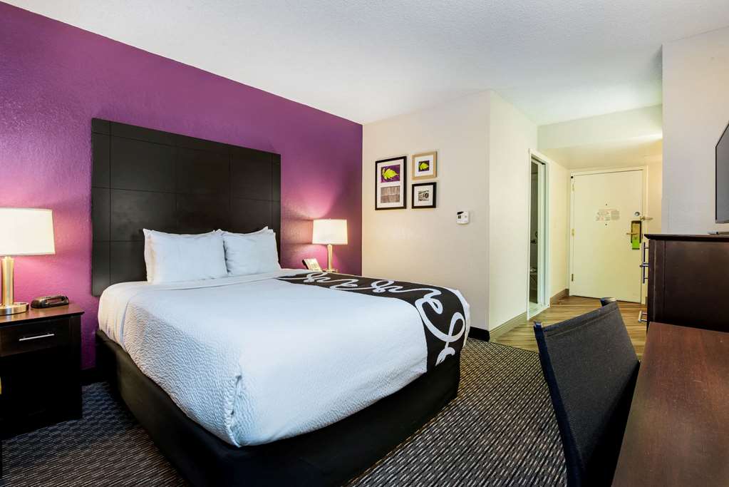 La Quinta Inn & Suites by Wyndham Fort Lauderdale Tamarac - photo 28