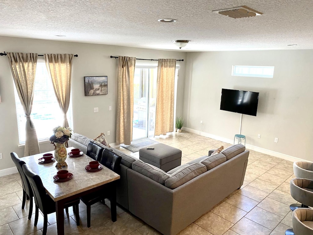 Solterra Resort Spacious House With Game Room Private Pool and Movie Room - photo 4
