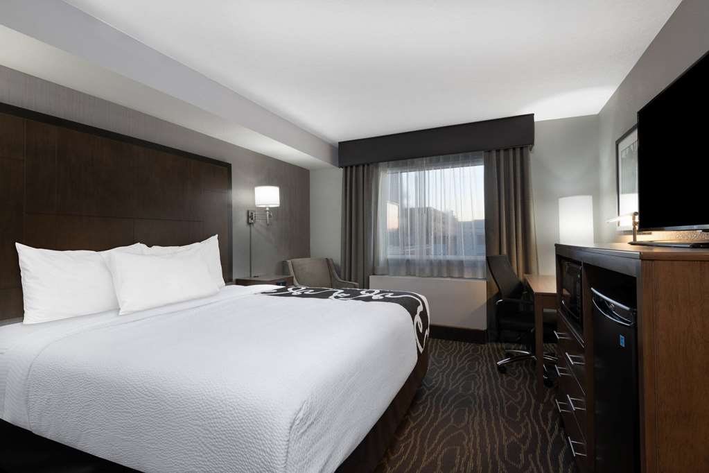 La Quinta Inn & Suites by Wyndham Anchorage Airport - photo 9