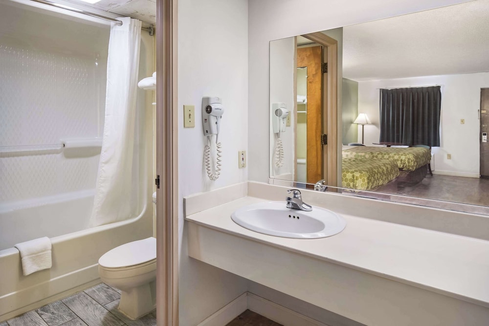 Econo Lodge Inn & Suites East - photo 5