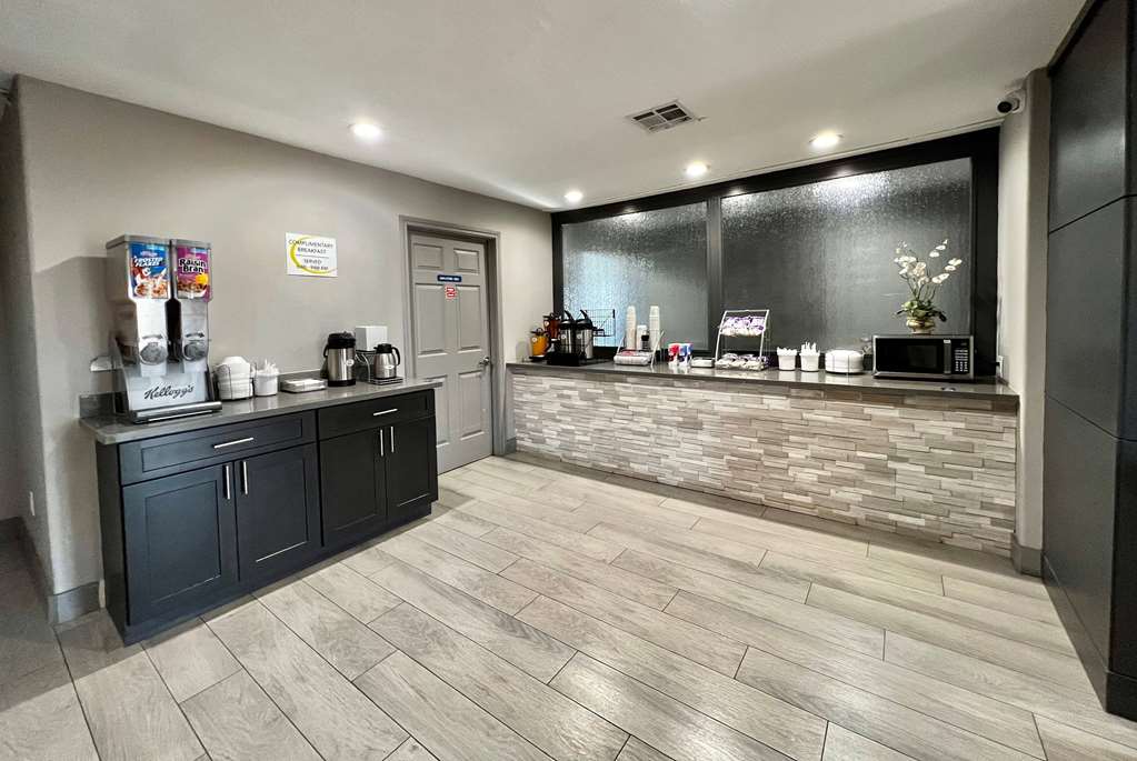 Super 8 by Wyndham Sealy - photo 5