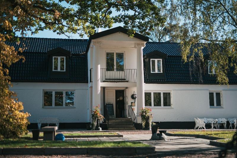 Hällsnäs Hotell & Restaurang — 4-Star Luxury Hotel in Moelnlycke, Sweden
