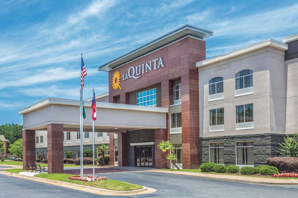 La Quinta Inn & Suites by Wyndham Columbus North - photo 4