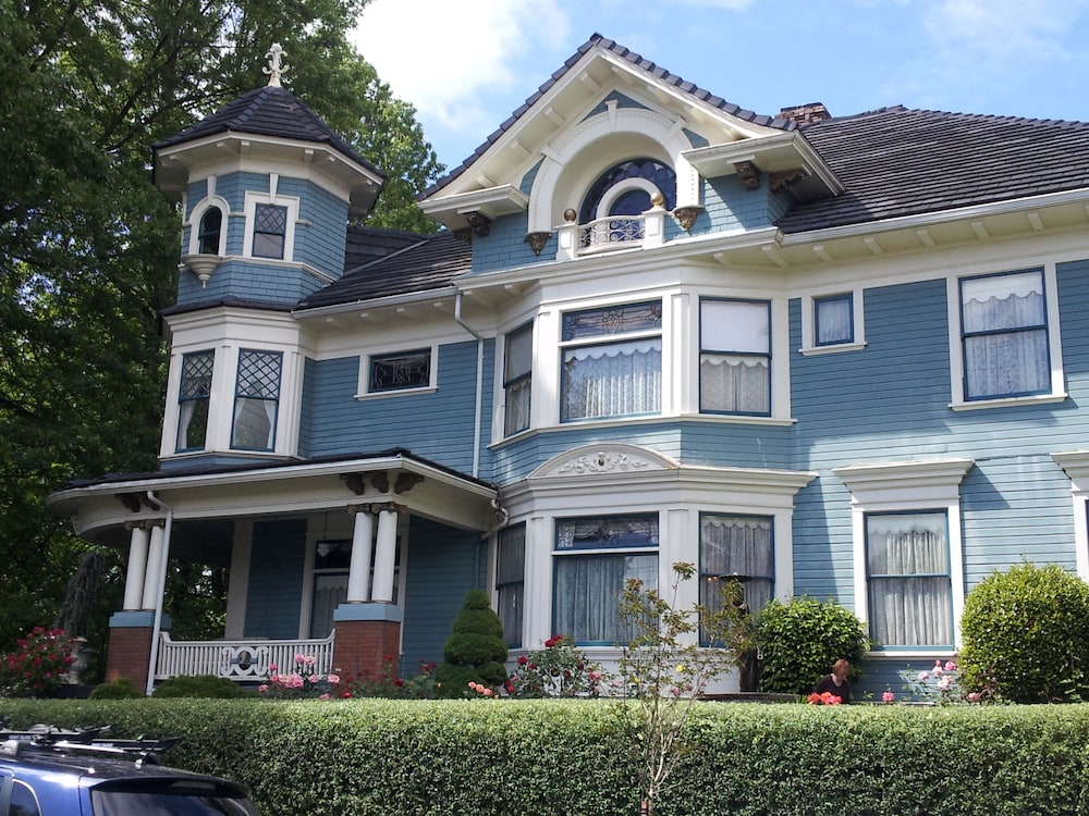 Lion and the Rose Victorian Guest House — 4-Star Luxury Hotel in Portland, United States