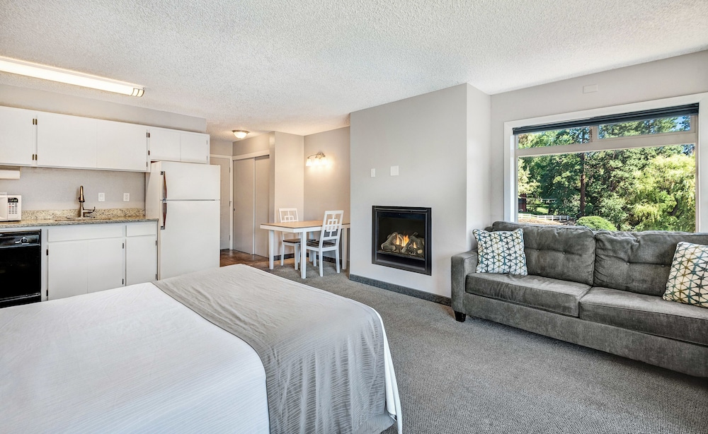 Bend Riverside Inn & Suites - photo 79