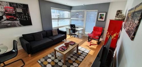 Bright & spacious Double Bedroom with EnSuite and Concierge Paid parking available — 4-Star Luxury Hotel in London, United Kingdom