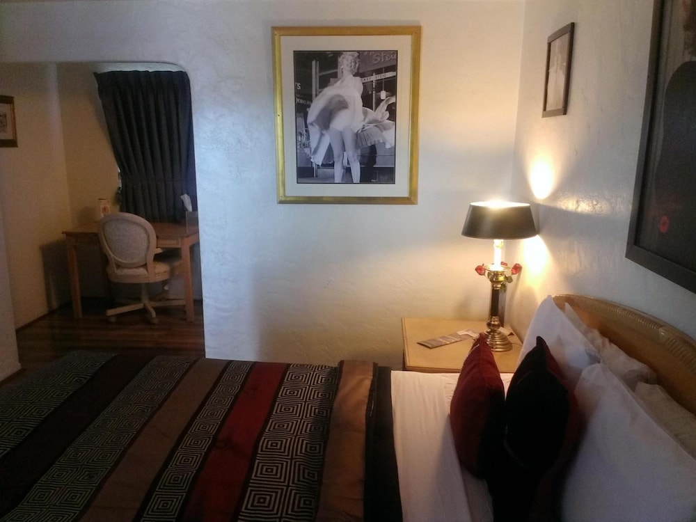 El Trovatore Motel - photo 11
