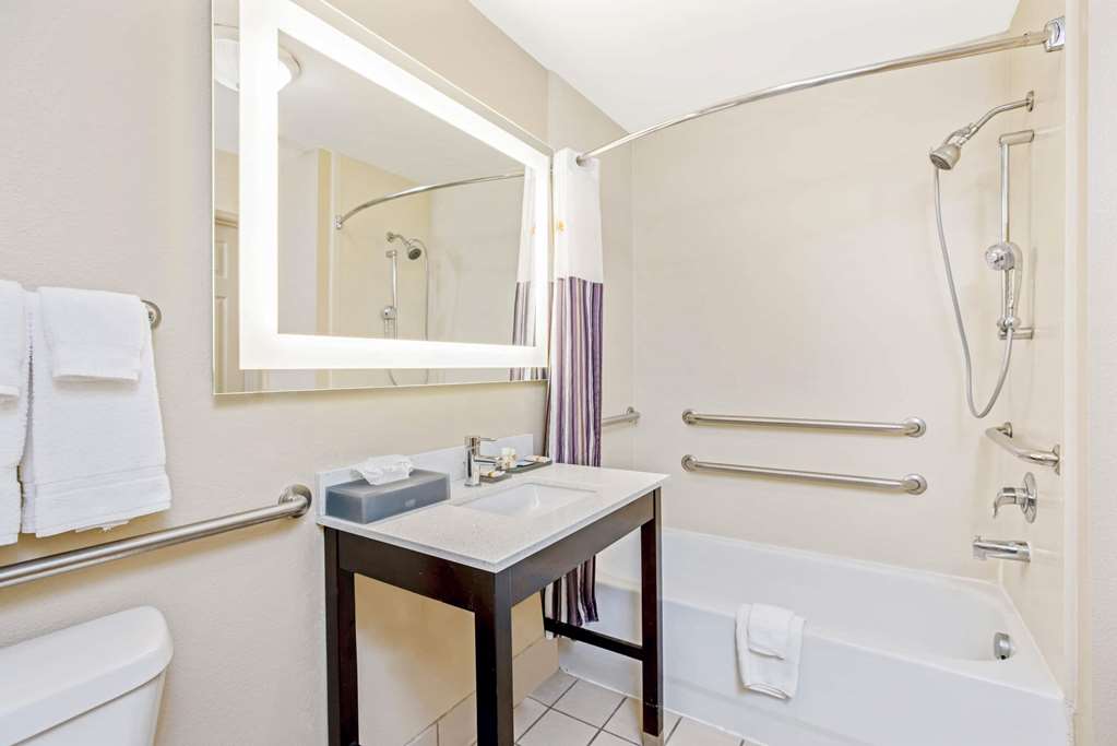 La Quinta Inn & Suites by Wyndham Corpus Christi Northwest - photo 18