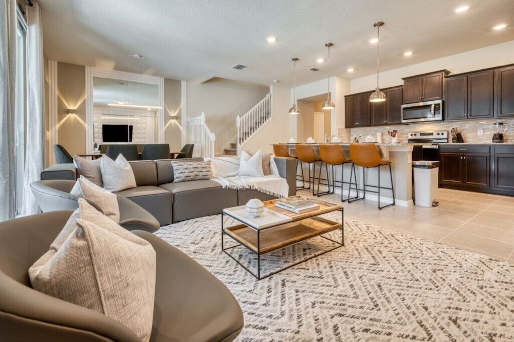 NEW 5 Bdrm Windsor Island Resort — 4-Star Luxury Hotel in Davenport, United States