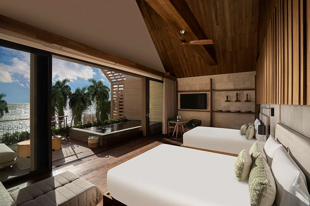 Beachfront Pool Suite Queens 2nd floor