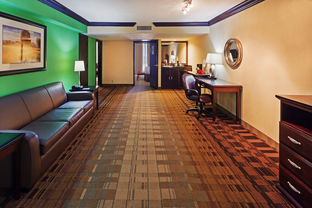 Crowne Plaza Suites Houston Near Sugar Land - photo 22