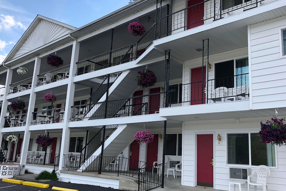 Baymont by Wyndham Lake George — hotel in Glens Falls