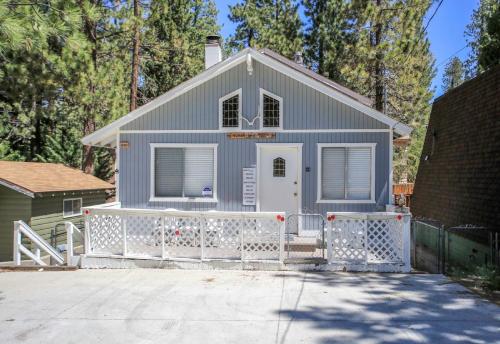 Bear Mountain Retreat Walk to the Zoo or catch the shuttle to the slopes Darts & arcade machine — 4-Star Luxury Hotel in Big Bear Lake, United States