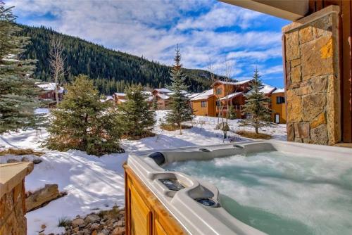 Modern Mountain Escape Walk or Shuttle to Lifts Private Hot Tub Views Work Friendly in Keystone, United States