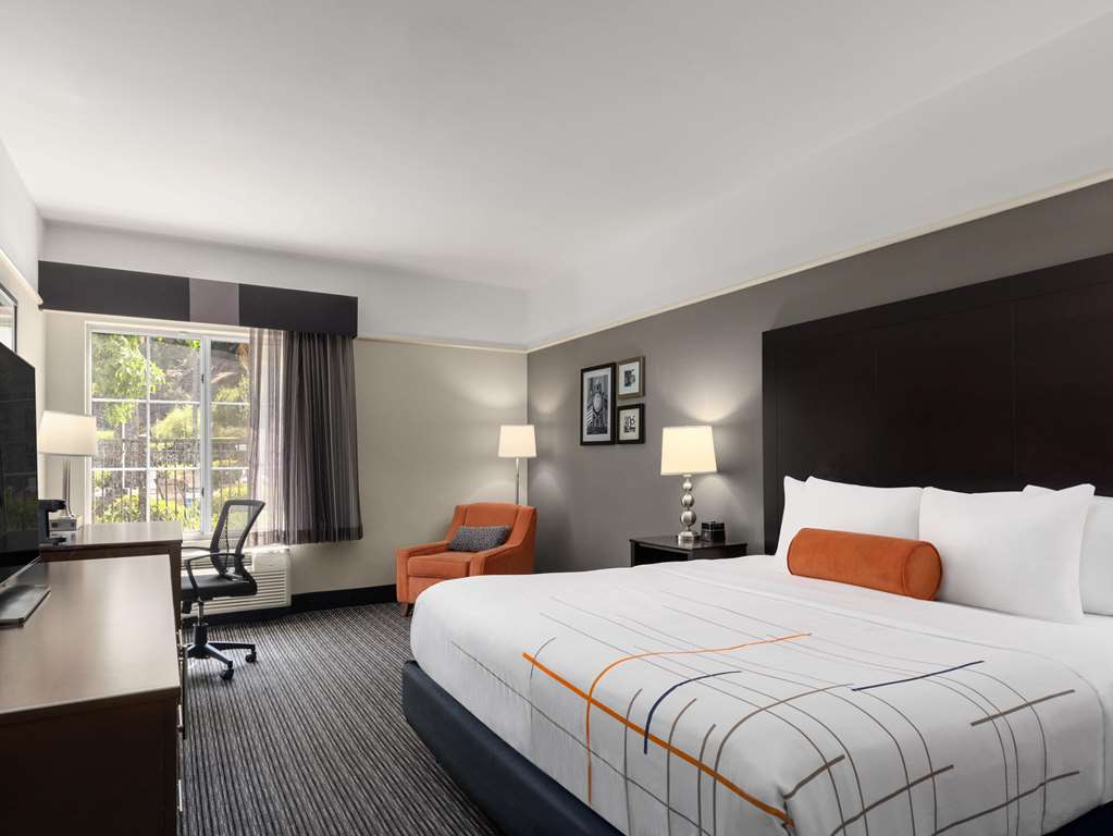 La Quinta Inn & Suites by Wyndham Santa Clarita Valencia - photo 19