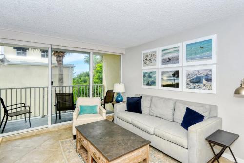 LaPlaya 202E Catch the gentle Gulf breezes on your private balcony beneath the swaying palms — 4-Star Luxury Hotel in Longboat Key, United States