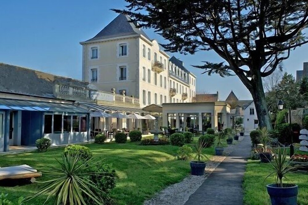Grand Hotel De Courtoisville in Saint-Malo, France