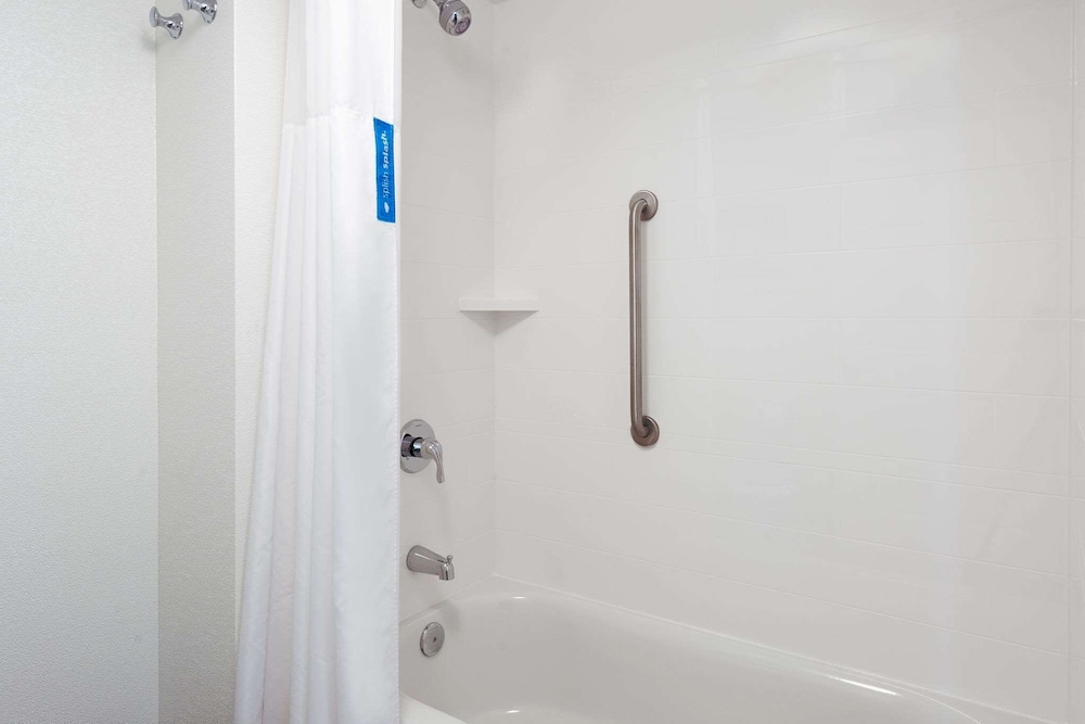 Hampton Inn & Suites Kansas City Country Club Plaza - photo 26