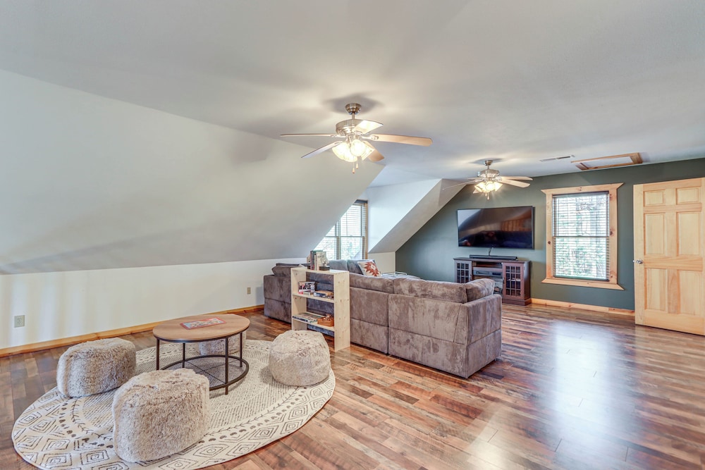Peaceful Ellijay Cabin: Pool Access & Resort Perks - photo 7