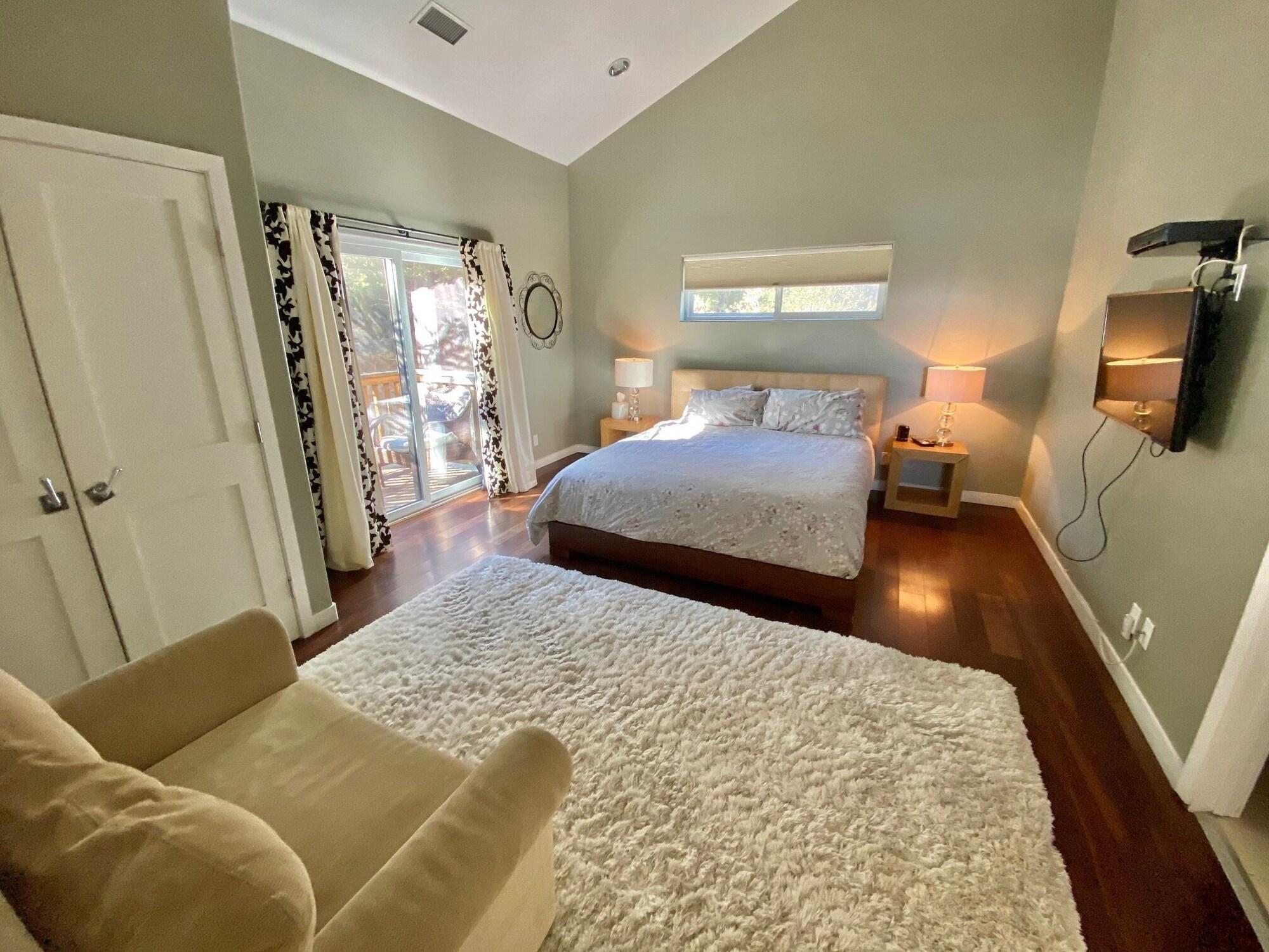 Modern 6 bedroom retreat stunning lake views close to village — 4-Star Luxury Hotel in Lake Arrowhead, United States