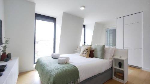 Amazing Stylish Studio Apt w AC Balcony Elevator — 4-Star Luxury Hotel in Lisbon, Portugal