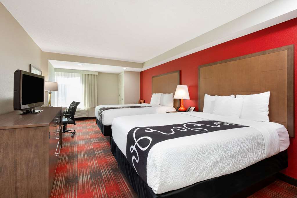La Quinta Inn & Suites by Wyndham DC Metro Capital Beltway - photo 47