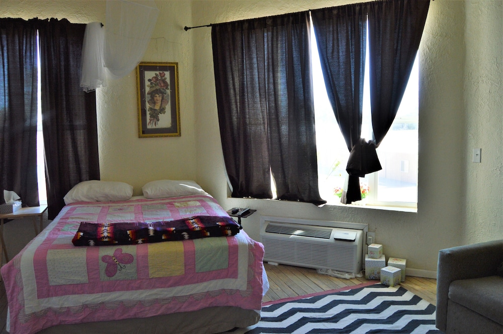 Holly Inn Suites - photo 7