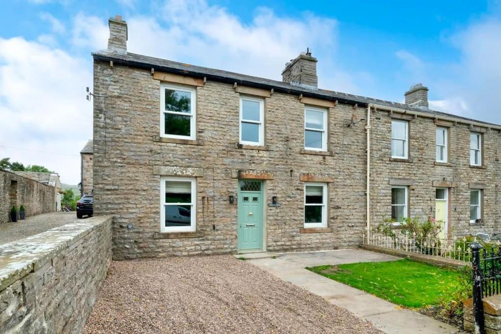Newly Renovated 4 Bedroom Cottage with Wood Burner