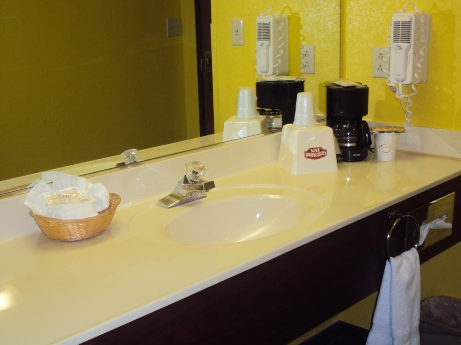 Country Hearth Inn & Suites Bowling Green - photo 16