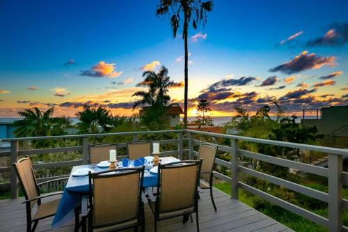 Ocean Views Walk to the Beach with King Suite — 4-Star Luxury Hotel in Encinitas, United States