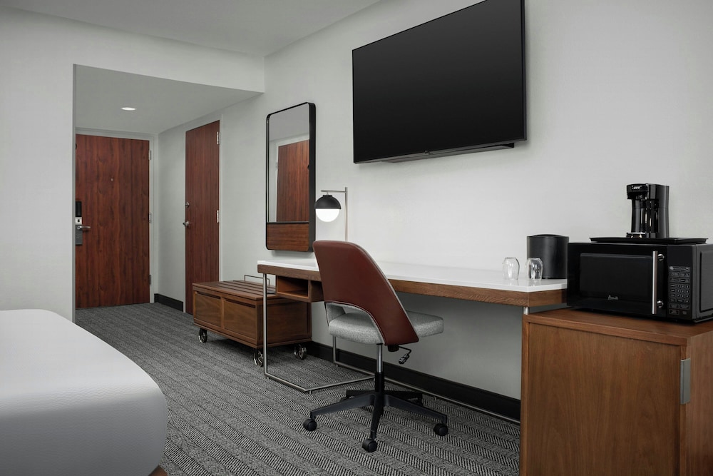 Courtyard by Marriott Bloomington - photo 15
