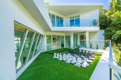 Villa Loggia Oasis Luxurious 6BD 7BA with Resort Style Pool - photo 33