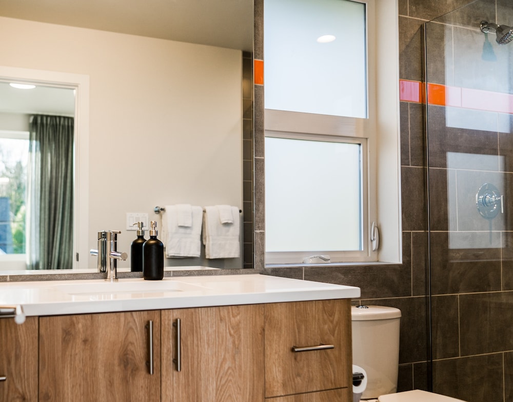 Sky Mark Lux 2 Seattle's Best Modern 3BD HomeTel - photo 9