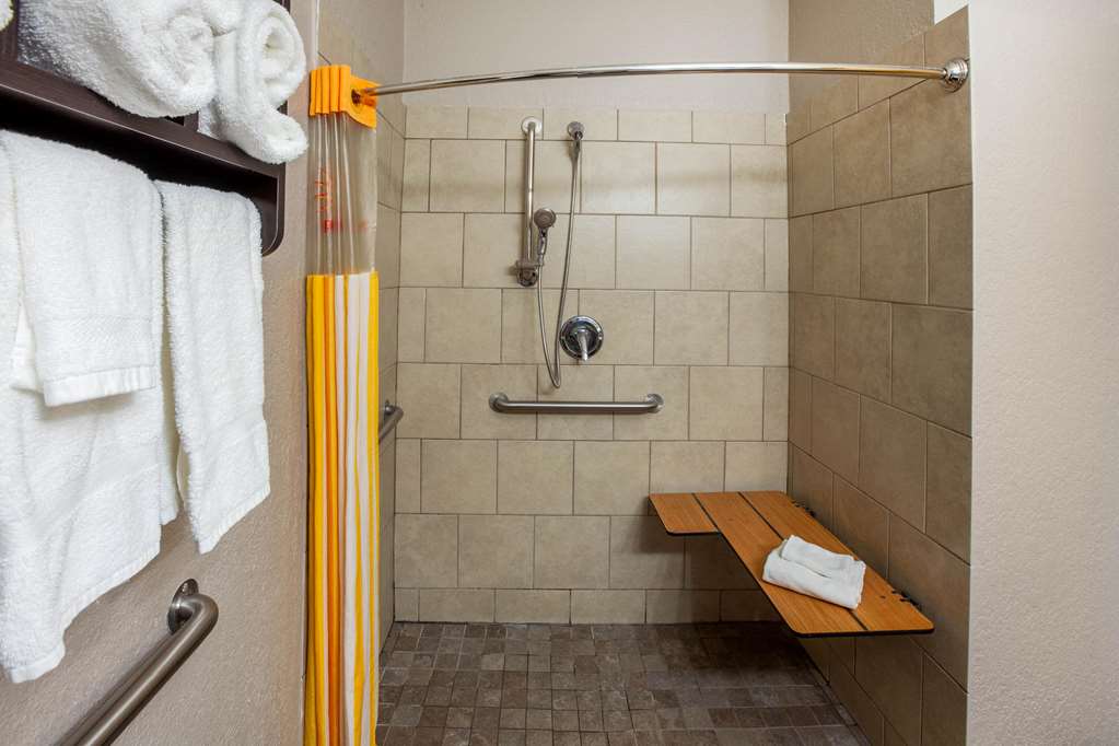 La Quinta Inn & Suites by Wyndham Pasadena - photo 19