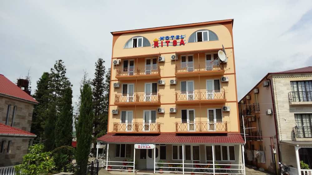 Hotel Ritsa - carbon neutral hotel in Urek'i