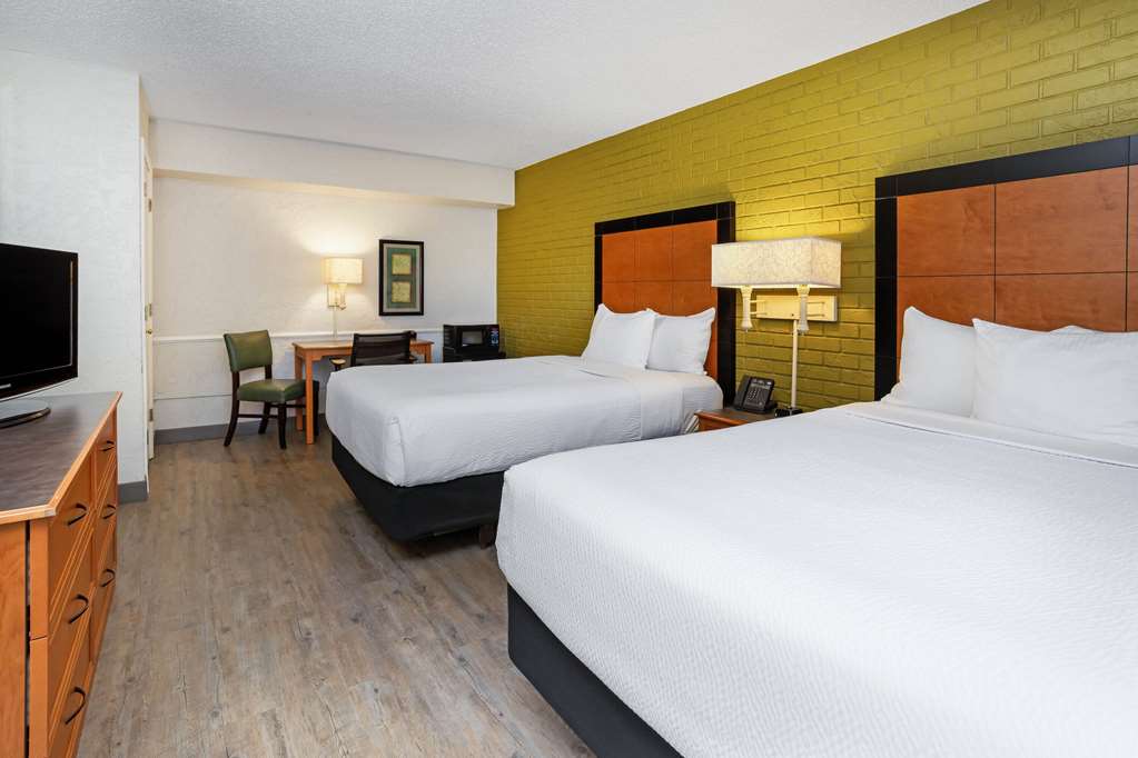 La Quinta Inn Tampa Airport Stadium Westshore - photo 9
