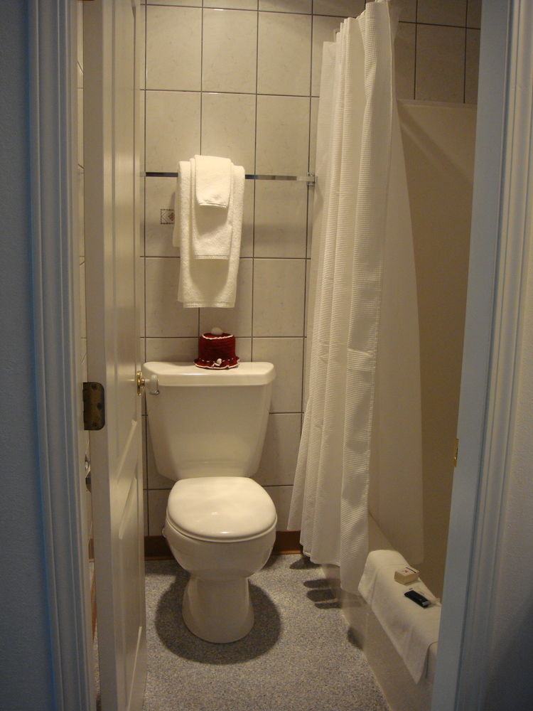 Raven Hotel — Haines Junction — photo 3